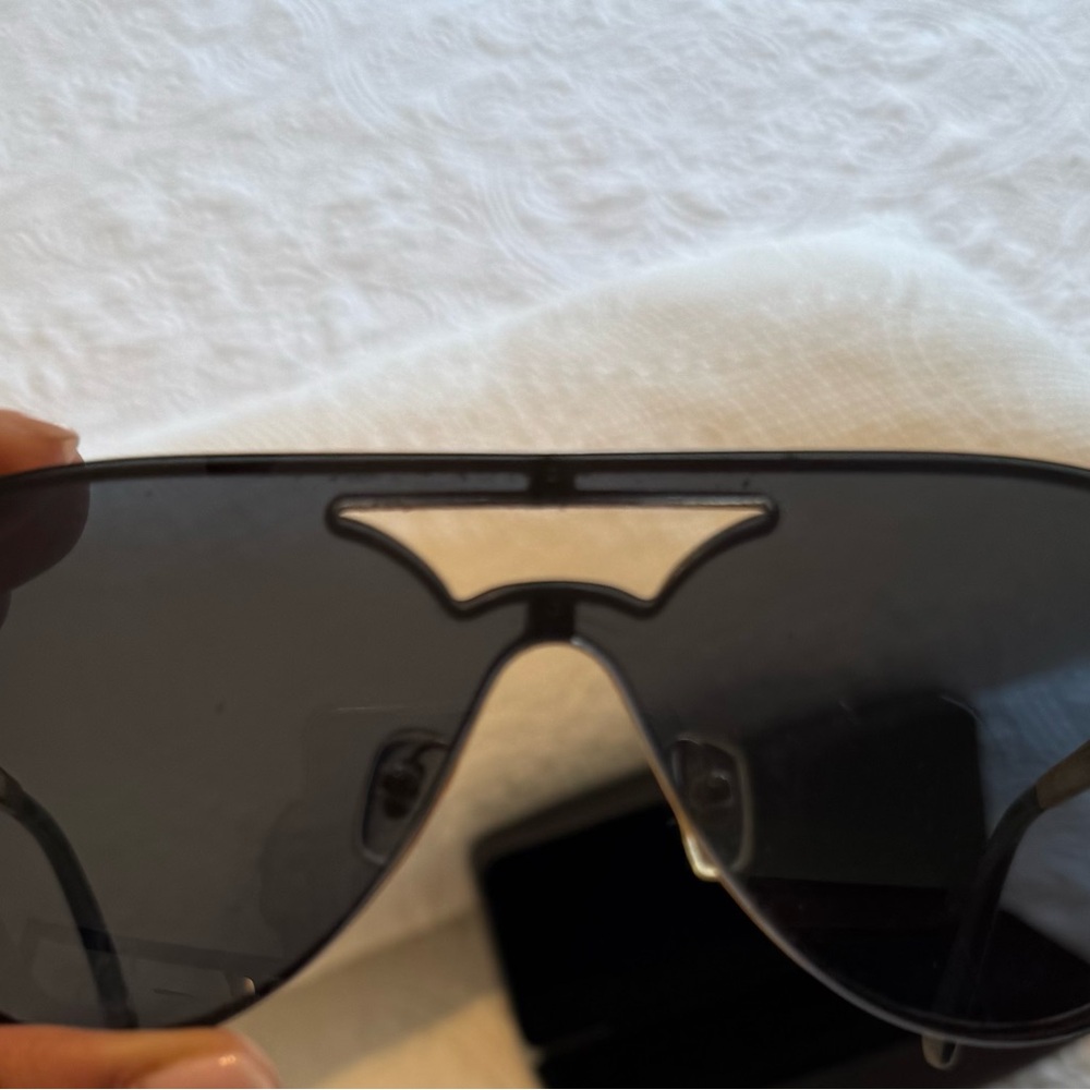 Stylish Black Aviator Sunglasses Versace.